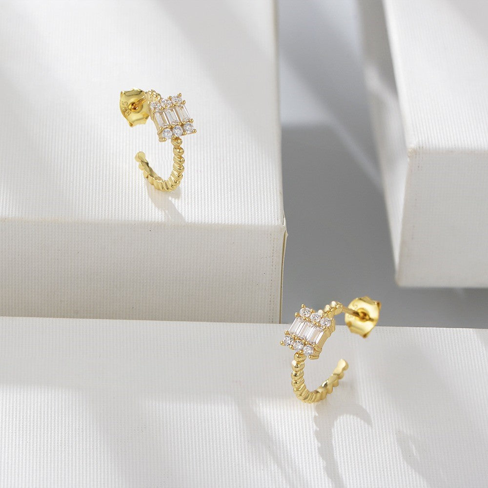 C SHAPE STUD EARRING